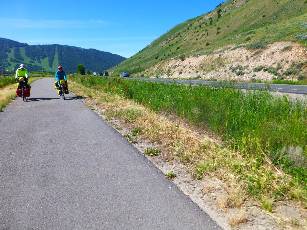 wjackson-bike-loop-2014-day1-3  Dave, Katie on bike path.jpg (456411 bytes)